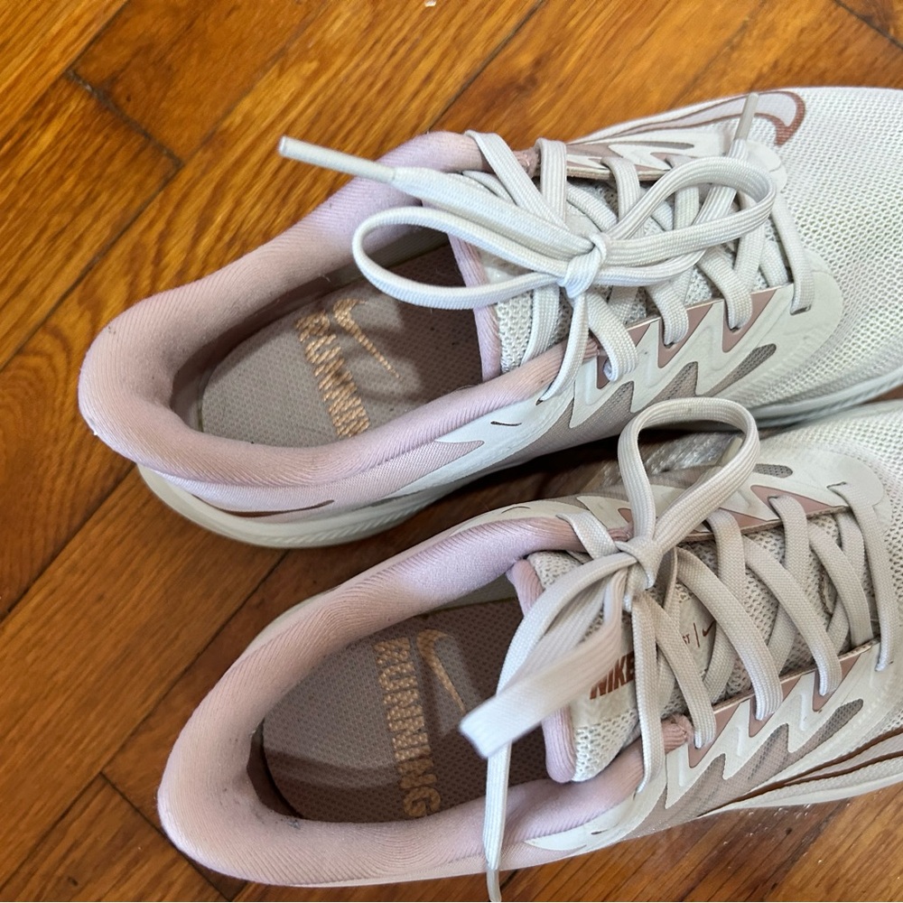 Women’s light pink Nike shoes size 7 - Picture 7 of 8